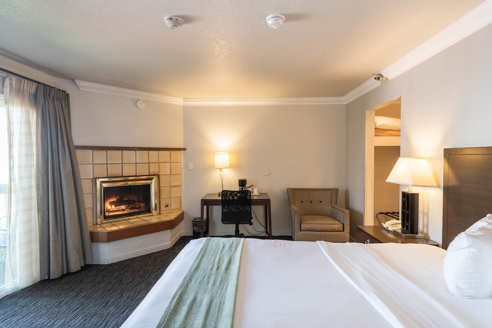 ROOM, KING BED