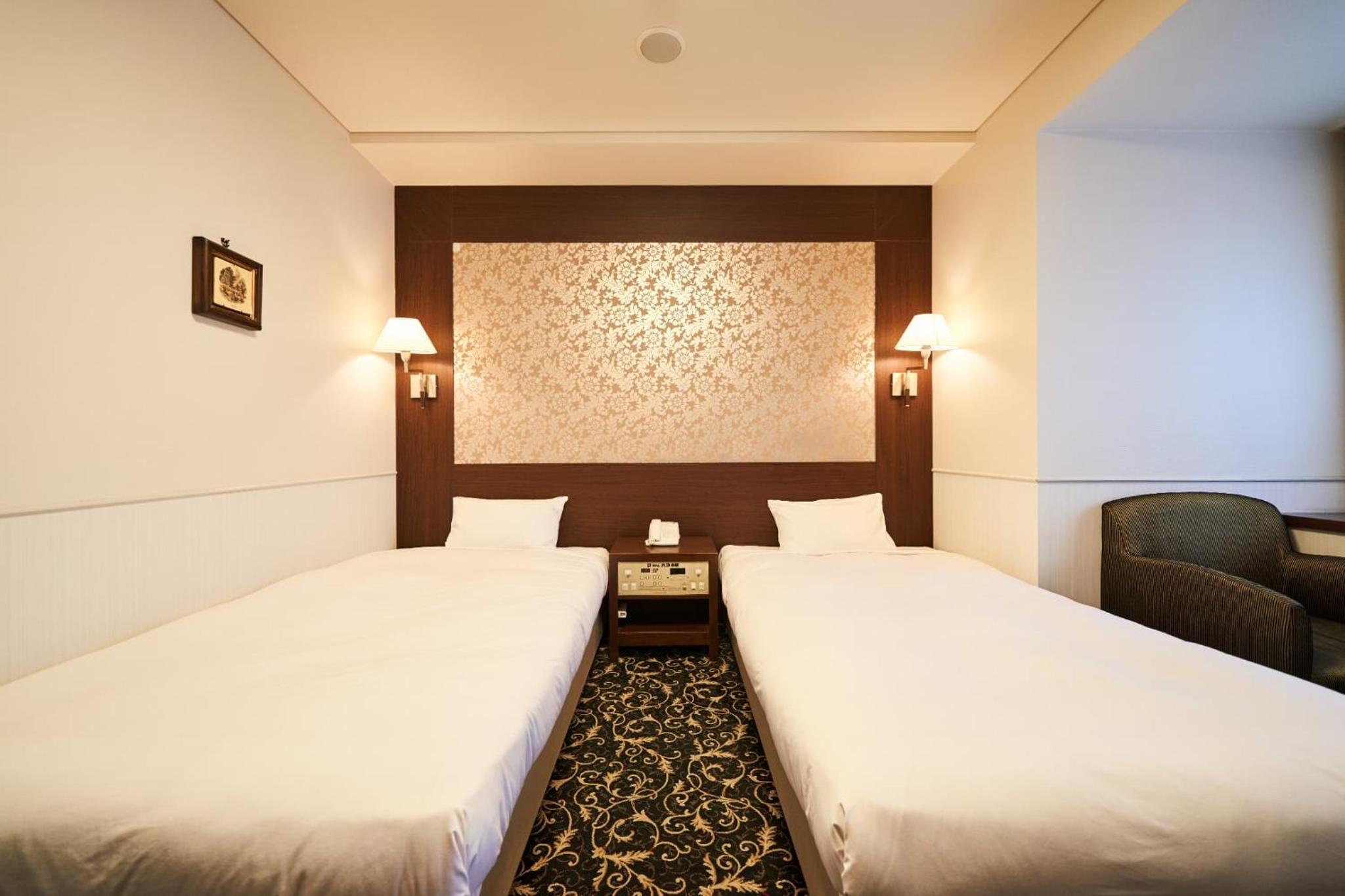 Twin Beds, West Wing