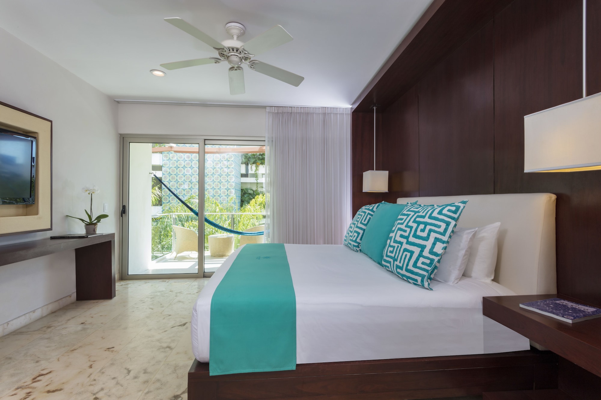 Deluxe, Family, King Bed, 2 Sofa