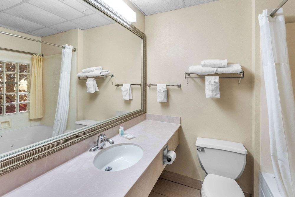 Clarion Inn & Suites Indianapolis Northwest 53/55