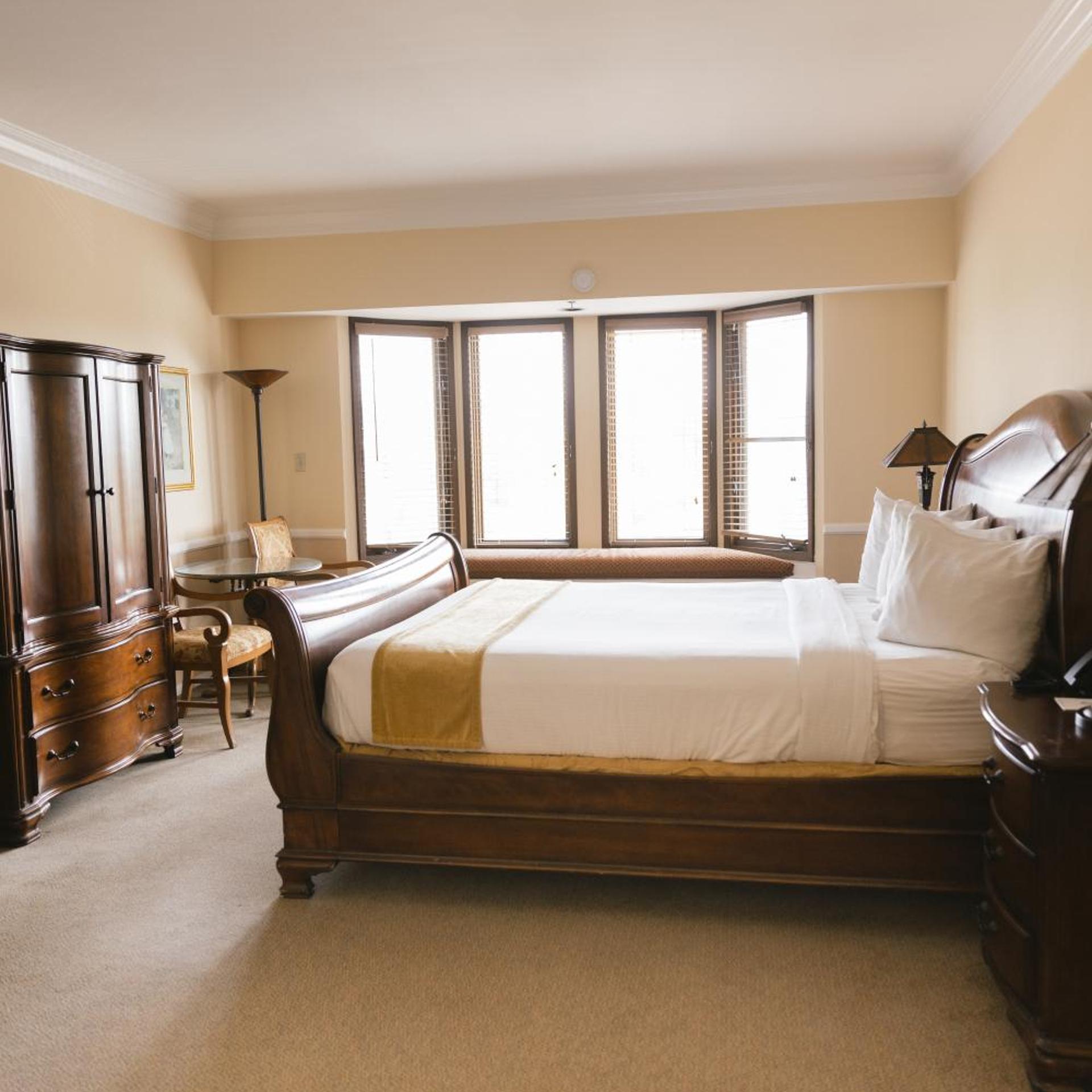 Grand, Tower, Executive, Suite, King Bed, Corner