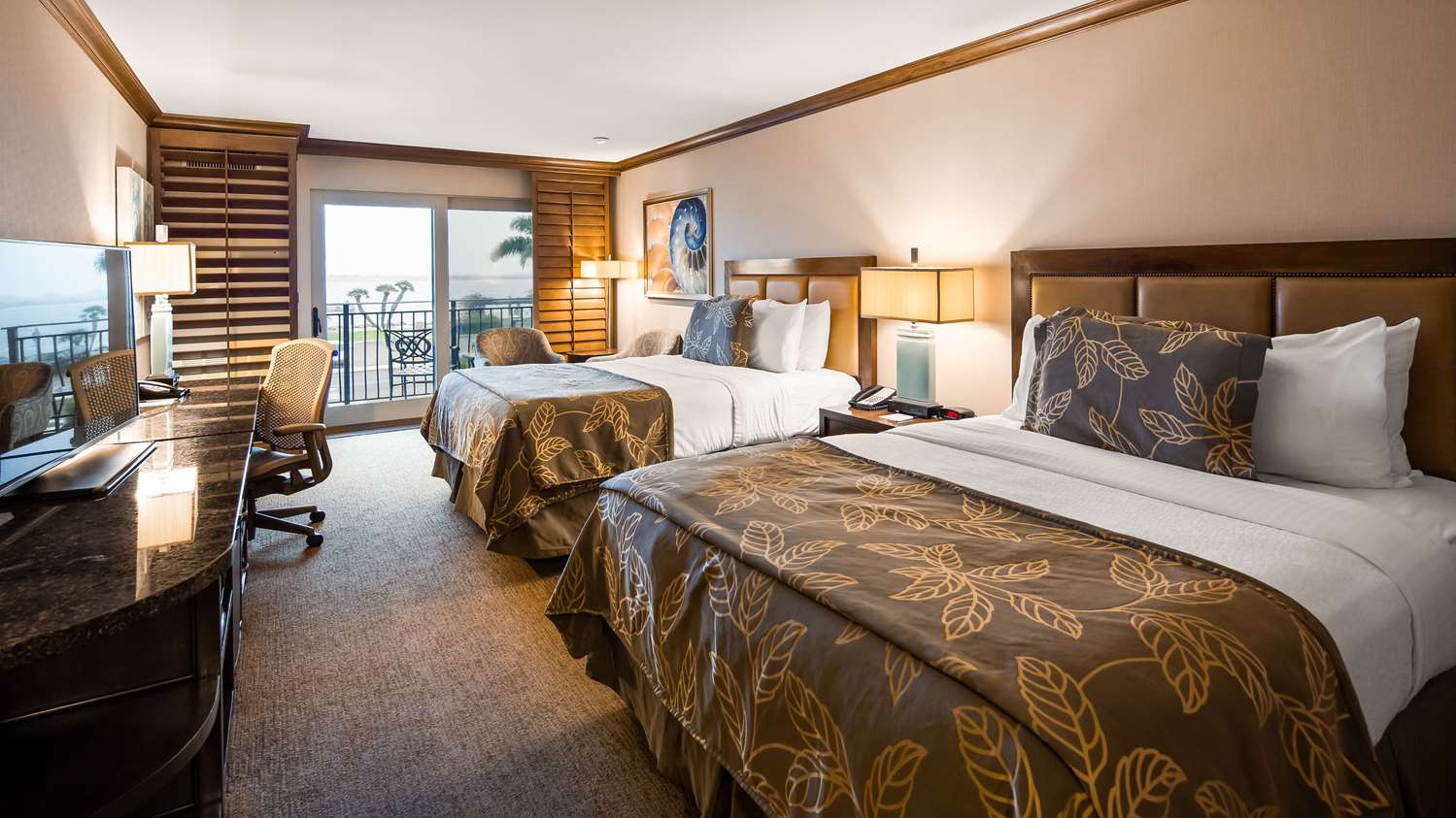 2 Queen Beds, Water View