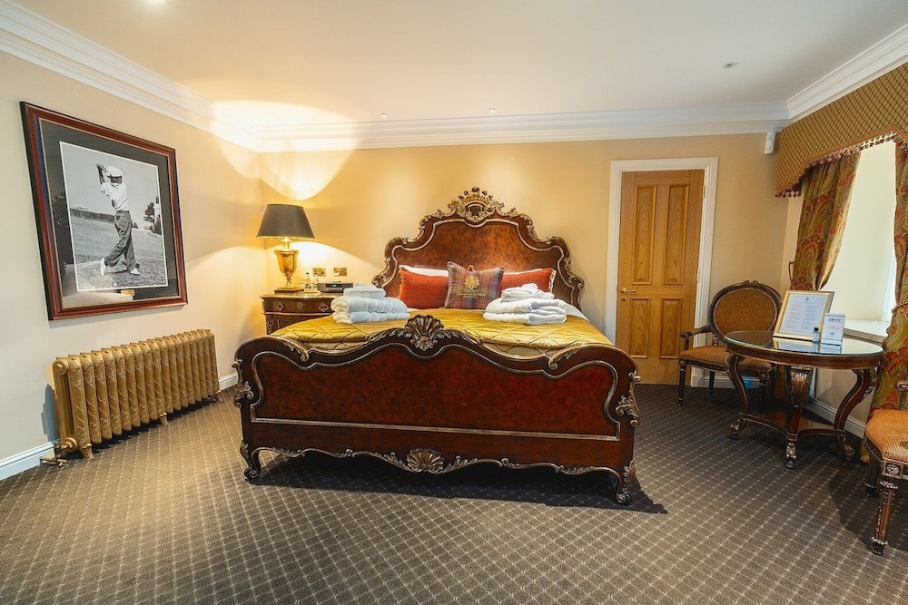SUPERIOR, LODGE, QUEEN BED