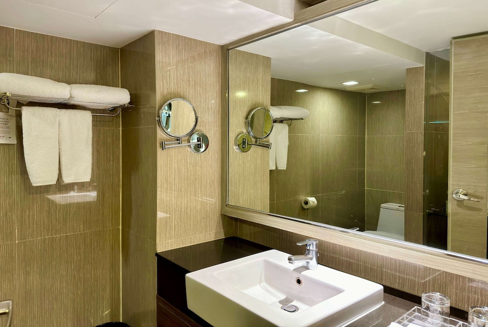 Ramada by Wyndham Bangkok Sukhumvit 11 81/83