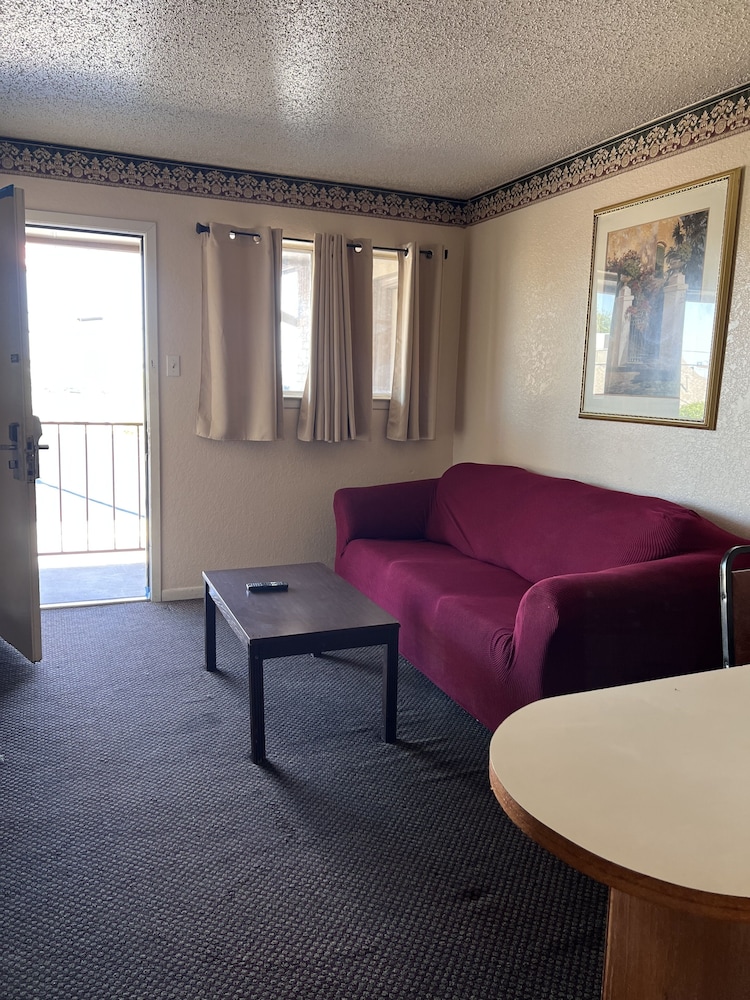 Hallmark Inn and Suites 16/22