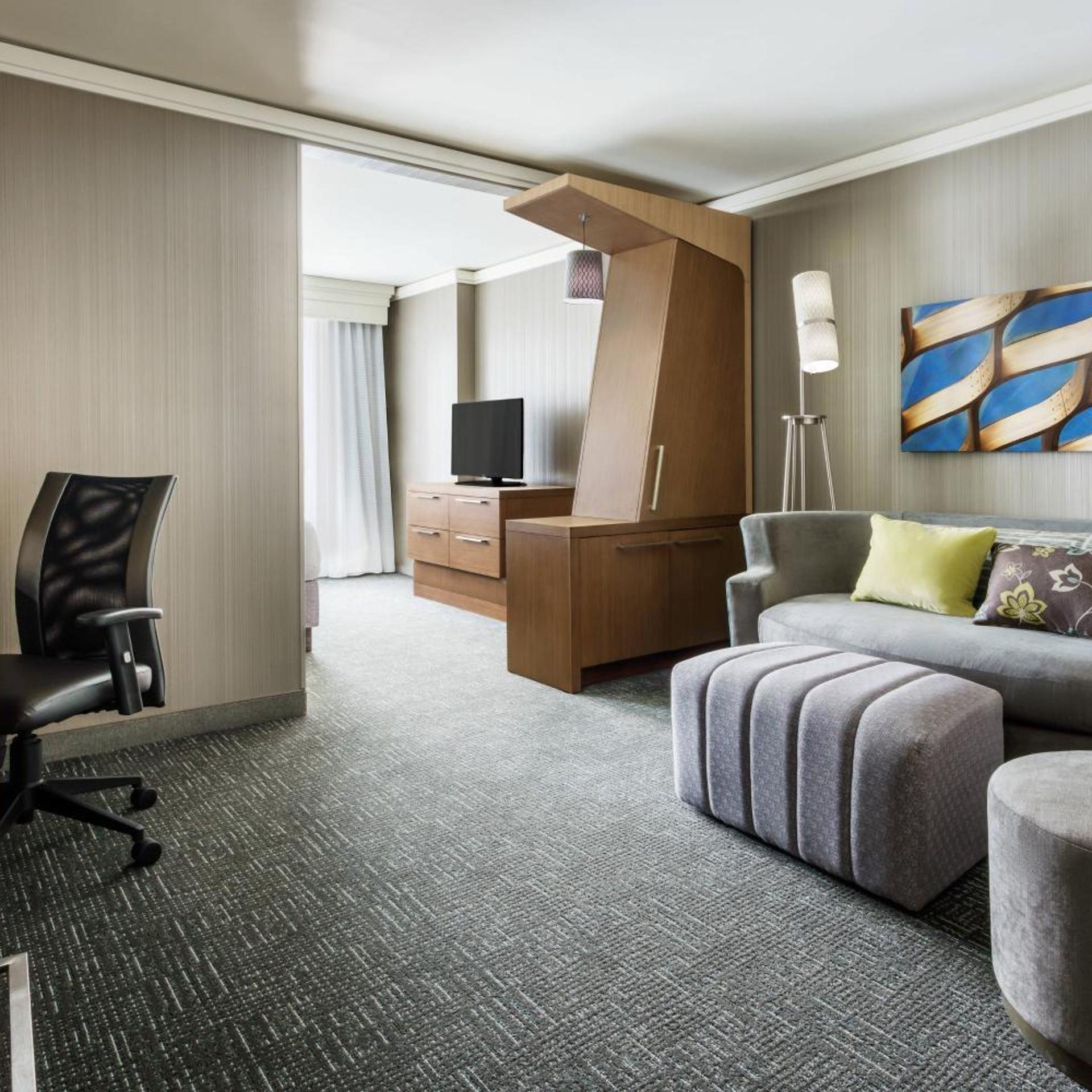 غرفة بسرير كينج مع أريكة في طابق مرتفع، Courtyard Chicago Downtown/Magnificent Mile 2/9