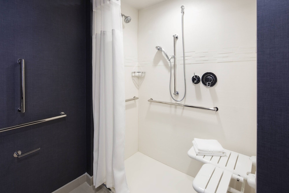 جناح بسرير كينج بغرفة نوم واحدة مع أريكة، Residence Inn By Marriott Knoxville Downtown 5/5