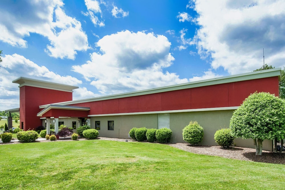 Days Inn & Suites by Wyndham Johnson City 34/36