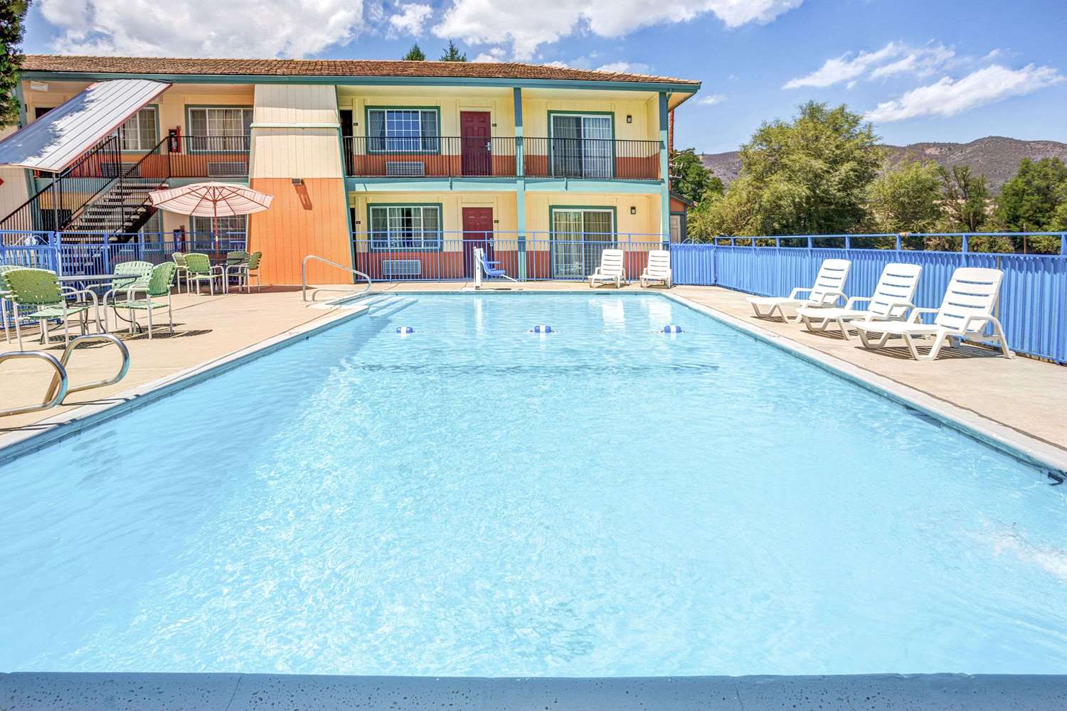 Super 8 by Wyndham Yreka 2/28