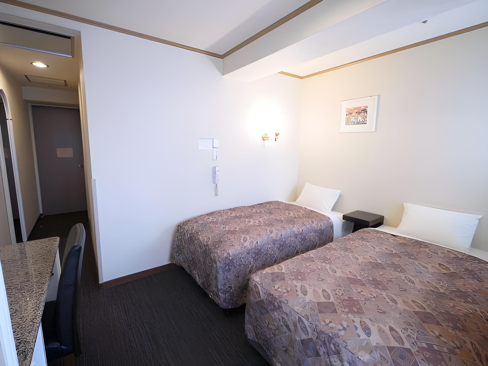 Casual, Twin Beds, Smoking