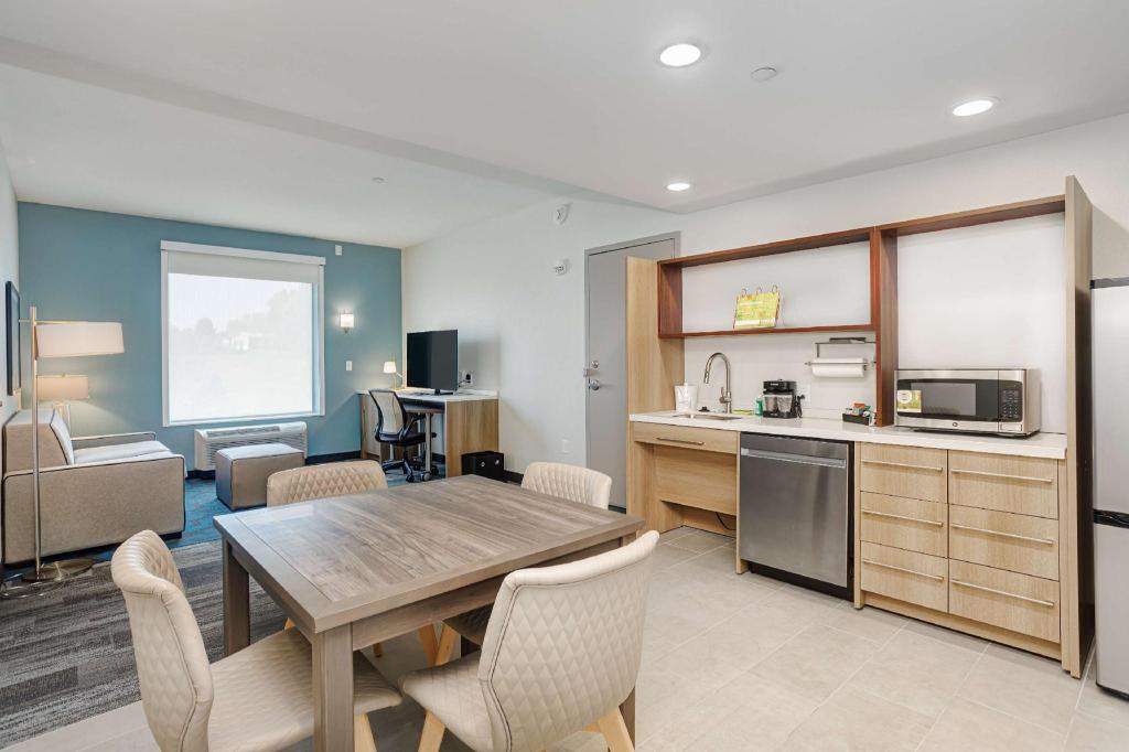 Suite, King Bed, Sofa, Accessible