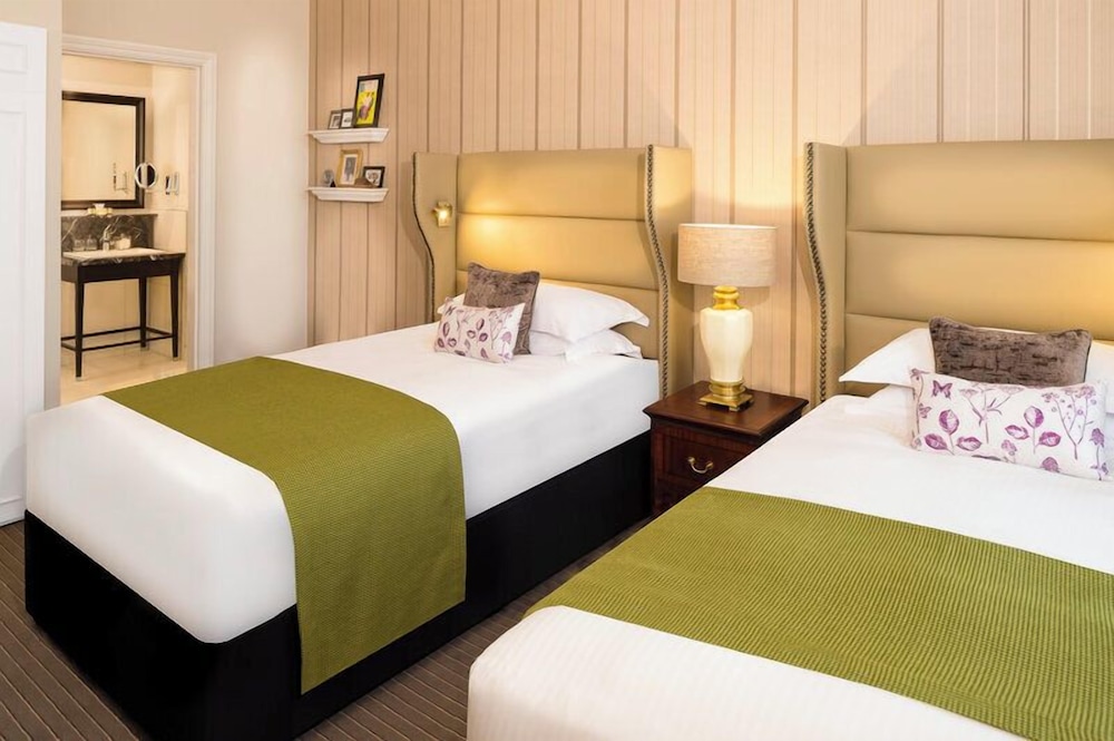 DELUXE, TWIN BEDS