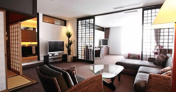 Kizashi The Suite 36/49