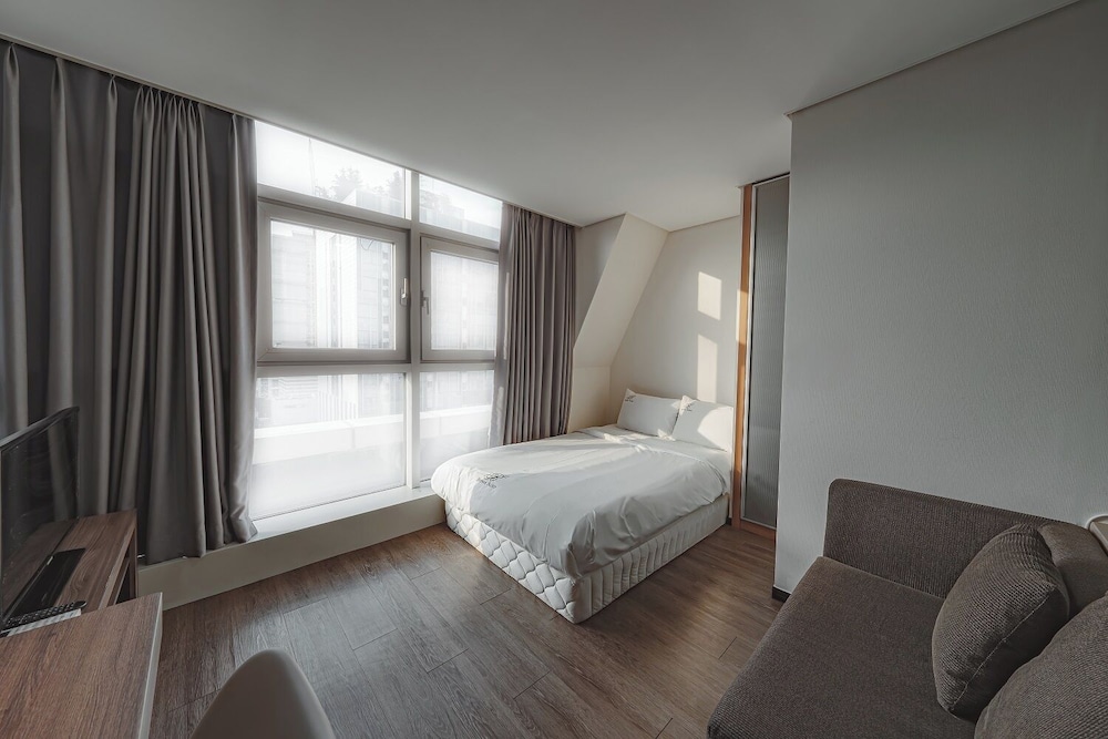 Brown Suites Sinchon Central 28/48