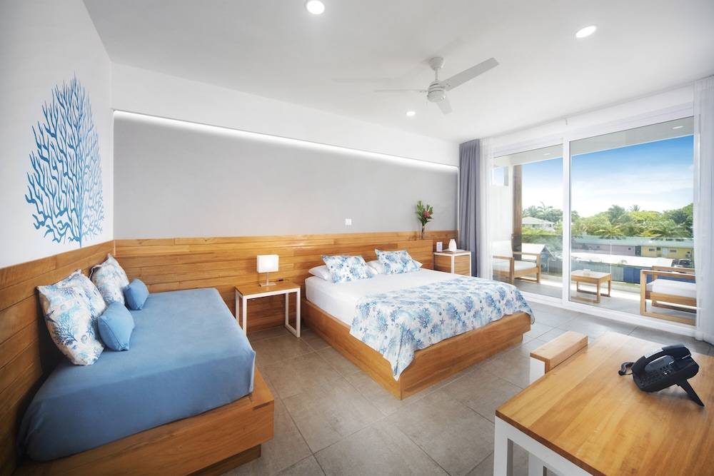 DELUXE, 1 KING AND 1 SINGLE BEDS, POOL VIEW, BALCONY