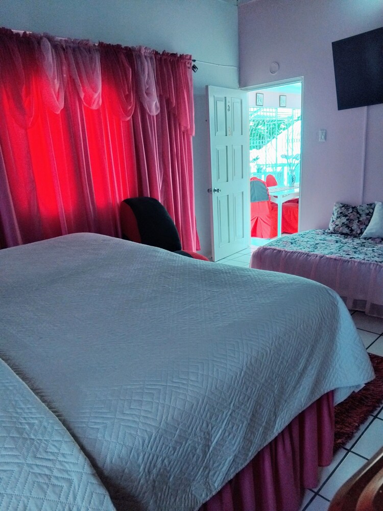 غرفة قياسية بسرير كينج بشرفة، Pinkhibiscus Guest House 3/10