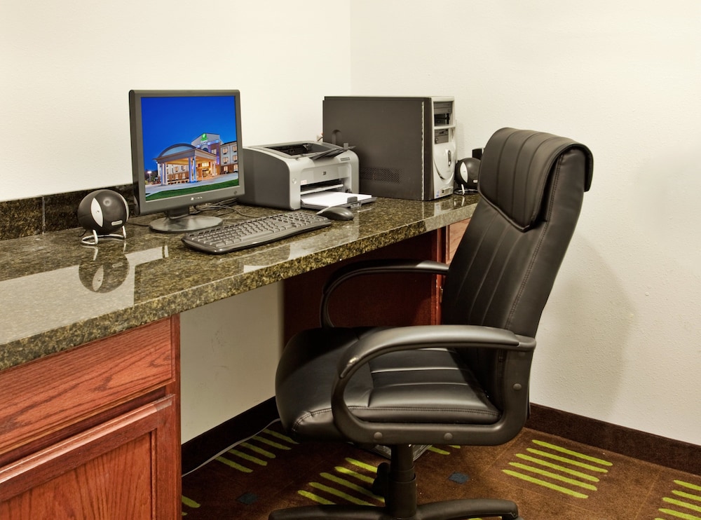 Holiday Inn Express Hotel And Suites St Charles 50/56