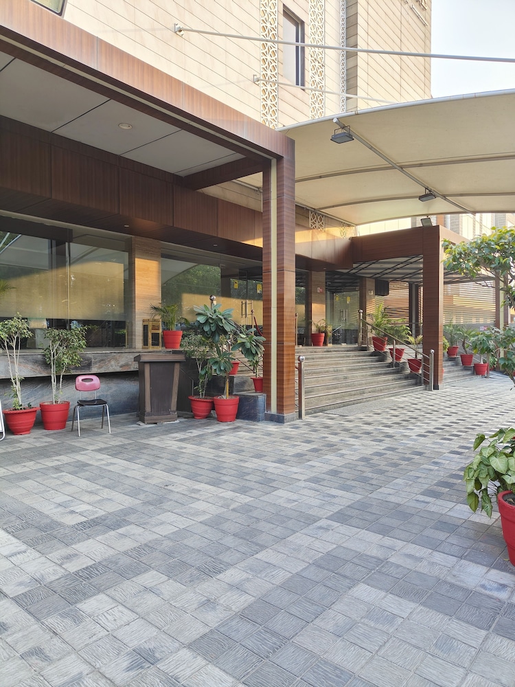 Pinnacle by Click Hotels, Lucknow 61/63