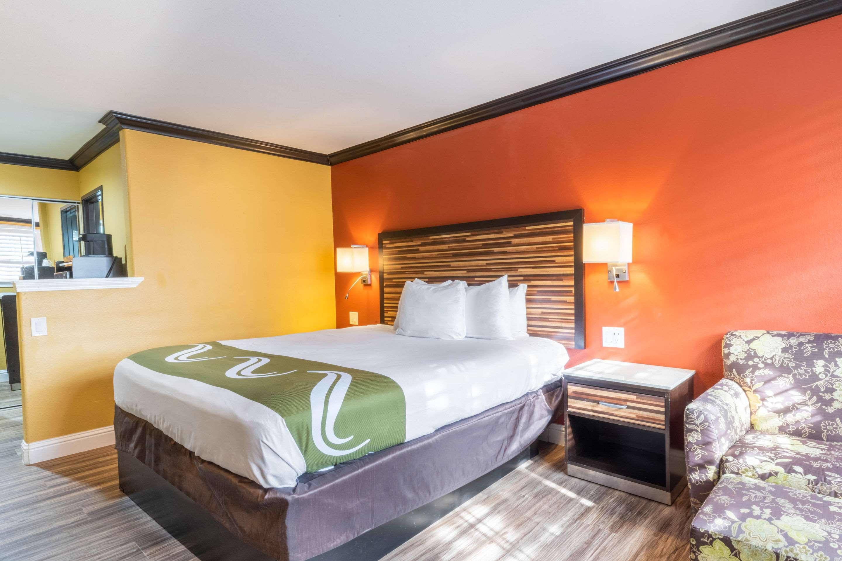 ROOM, KING BED