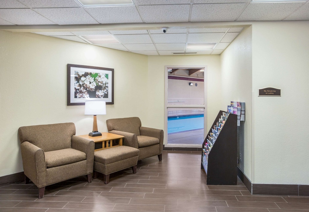 Quality Inn & Suites Lawrence - University Area 35/39