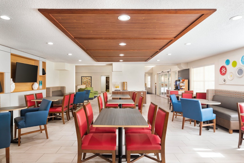 Holiday Inn Express Hotel & Suites Sarasota East - I-75 44/67