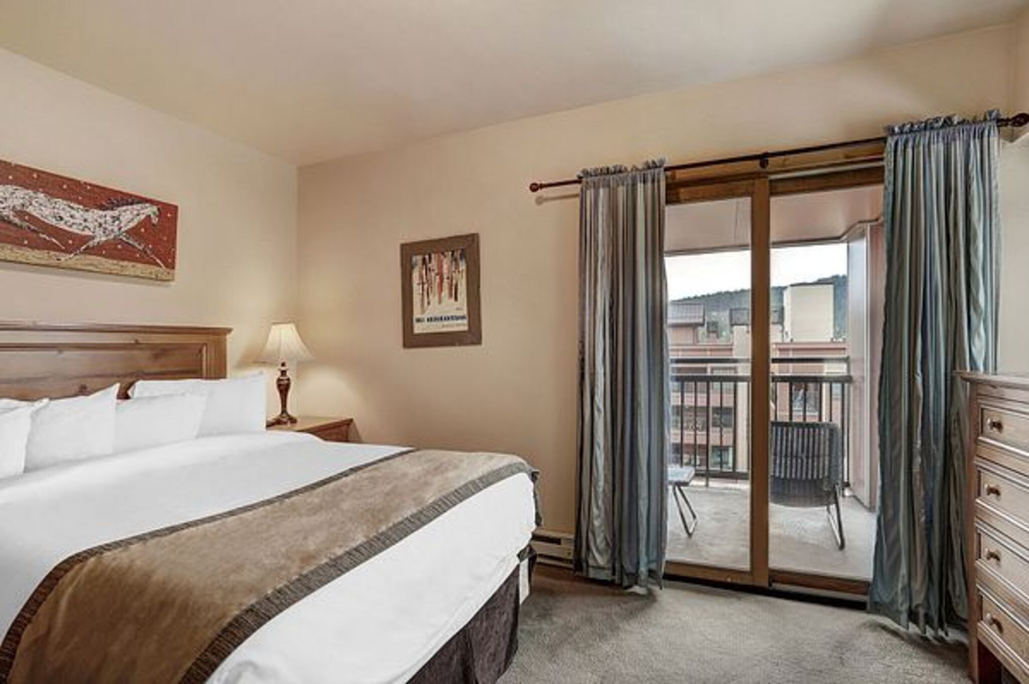 3 Bedrooms, Condominium