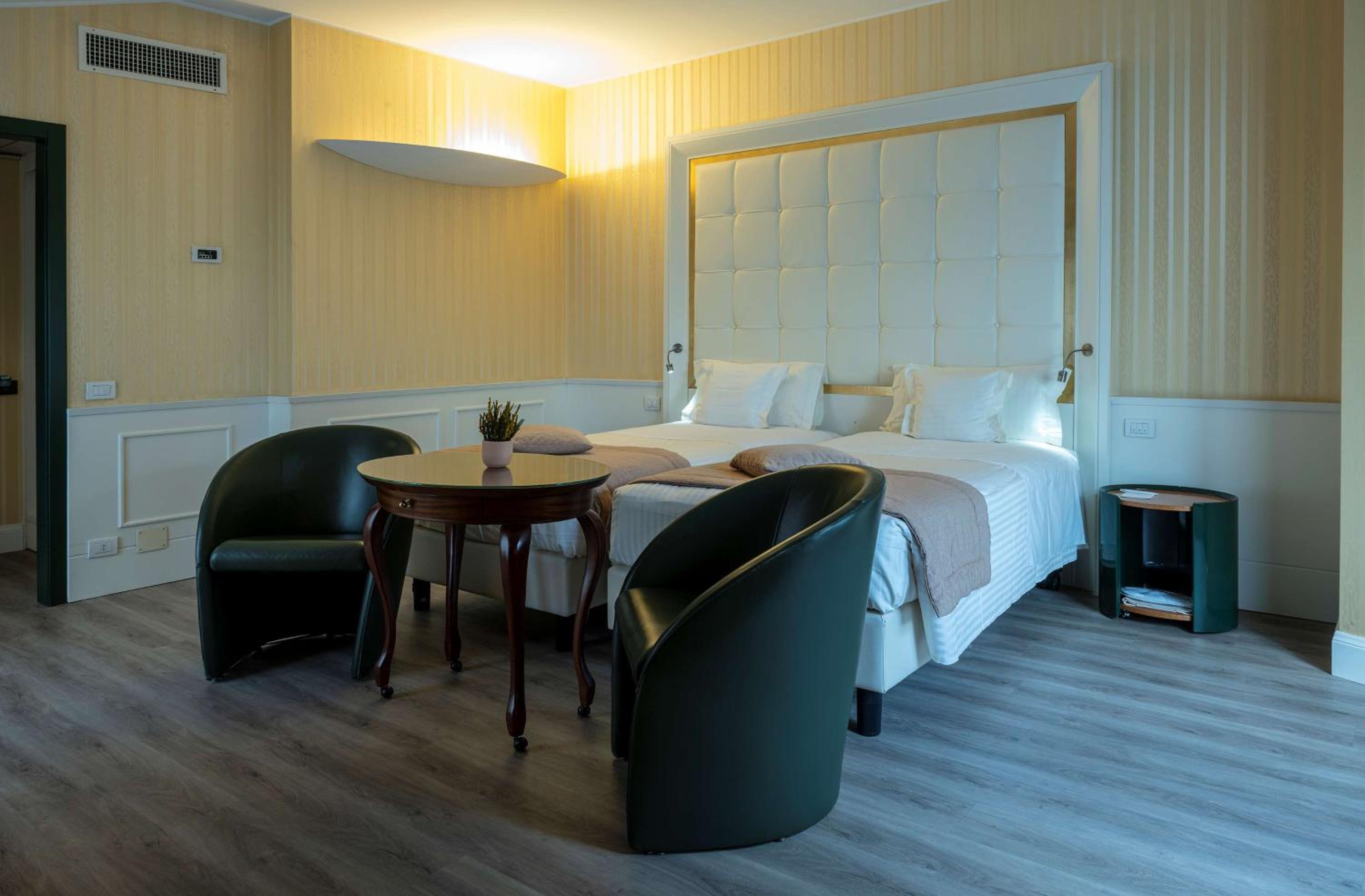 Comfy, Lodge, King Bed 3/7