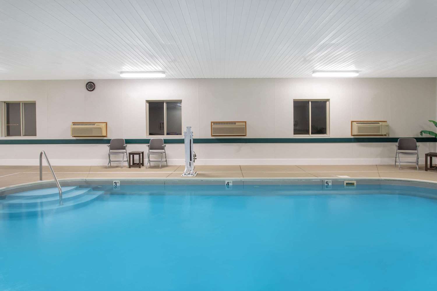Super 8 By Wyndham Bedford 4/11