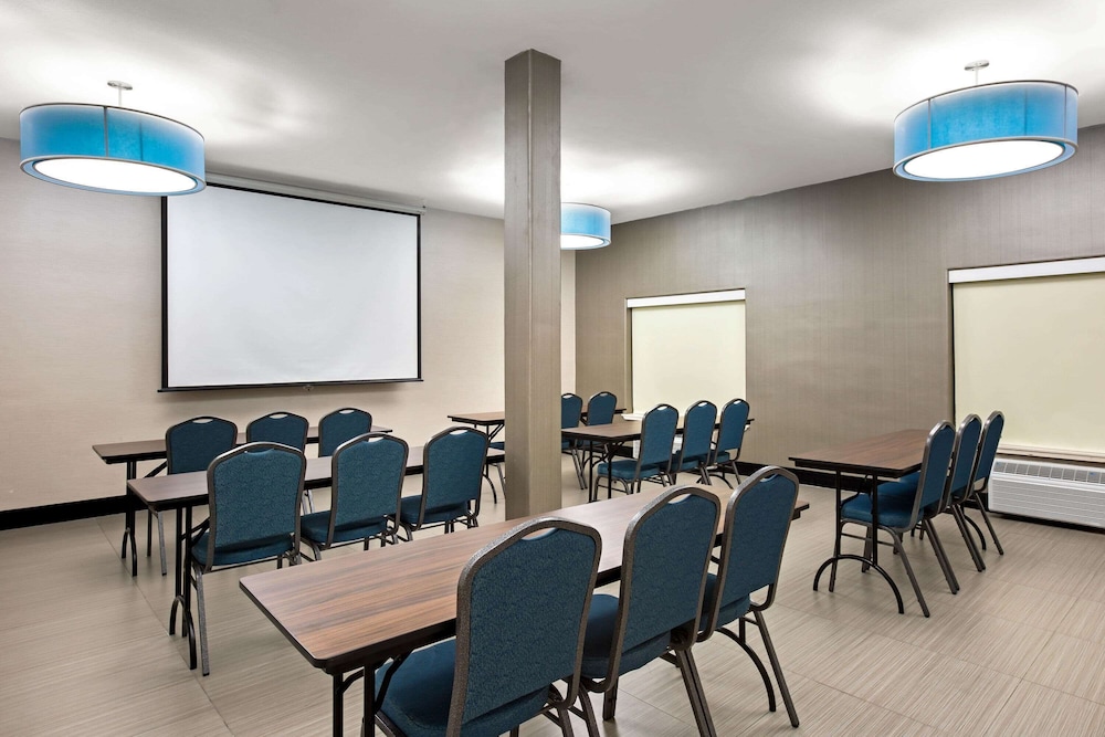 La Quinta Inn & Suites by Wyndham Pharr North McAllen 53/58