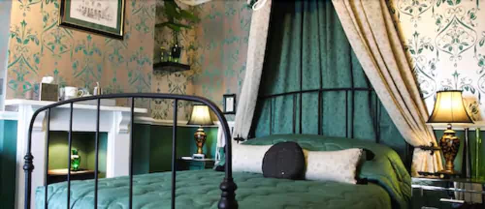 The Royal Hotel 1/27