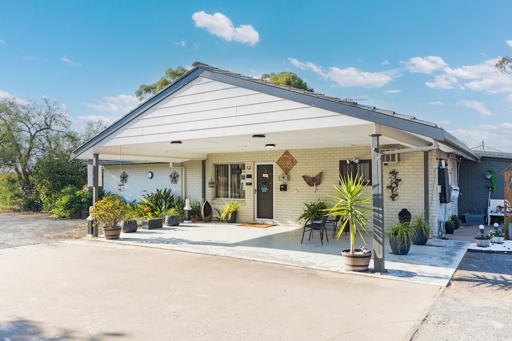 CASTLREAGH MOTOR INN 3/50