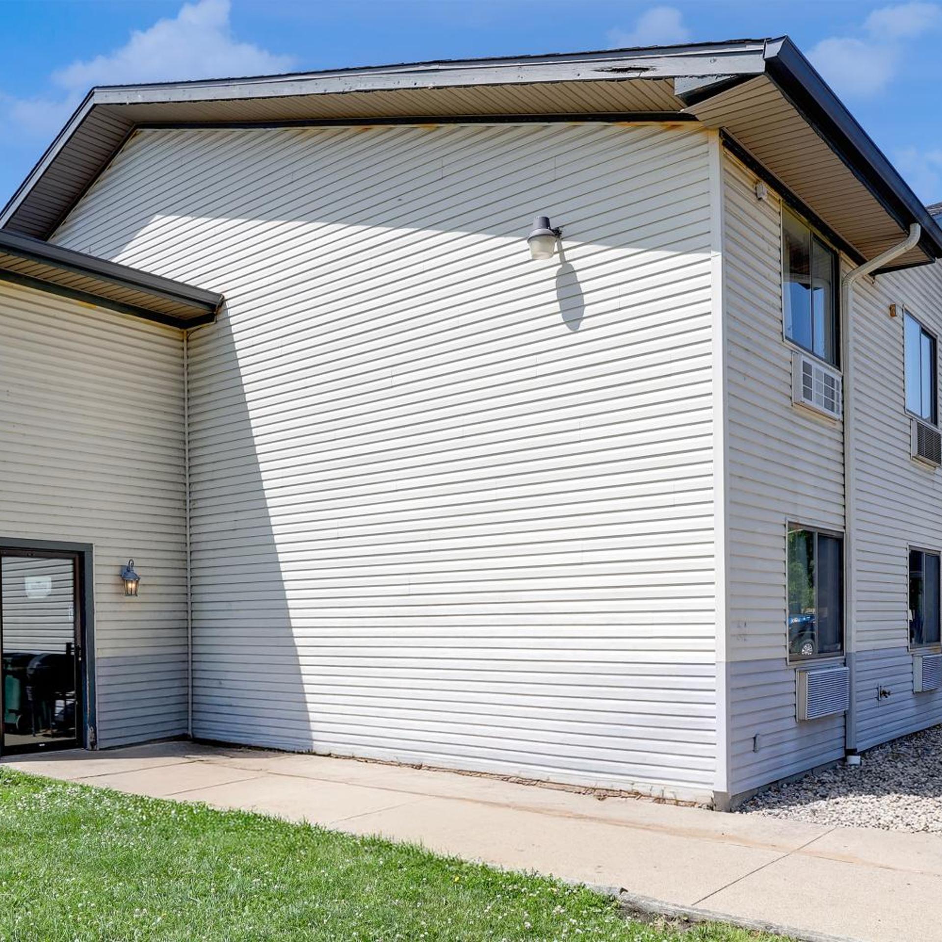 Coldwater Inn & Suites near I 69 8/59