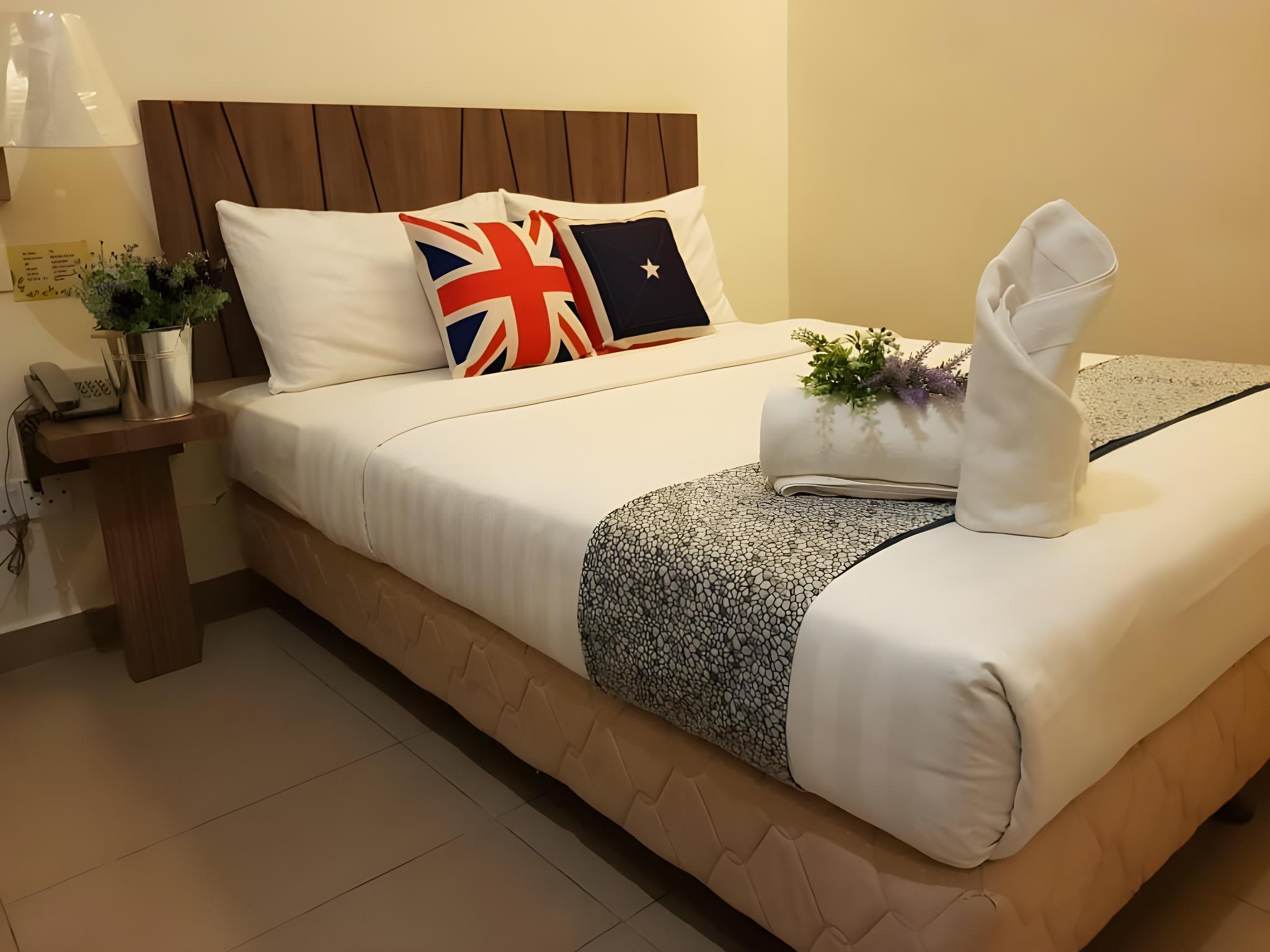 Room, Queen Bed, No Window