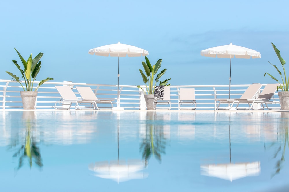 Atlantic Holiday Hotel 3/72