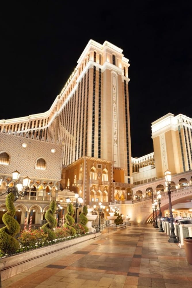 The Venetian Prestige Club Lounge 4/66