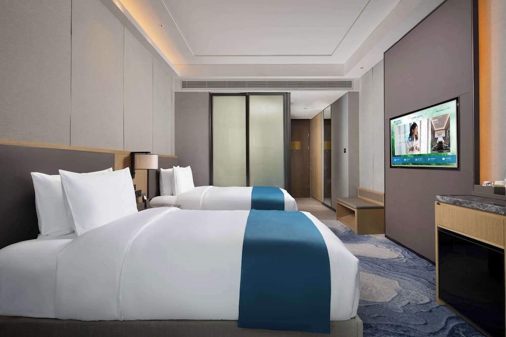 ELEGANT, TWIN BEDS