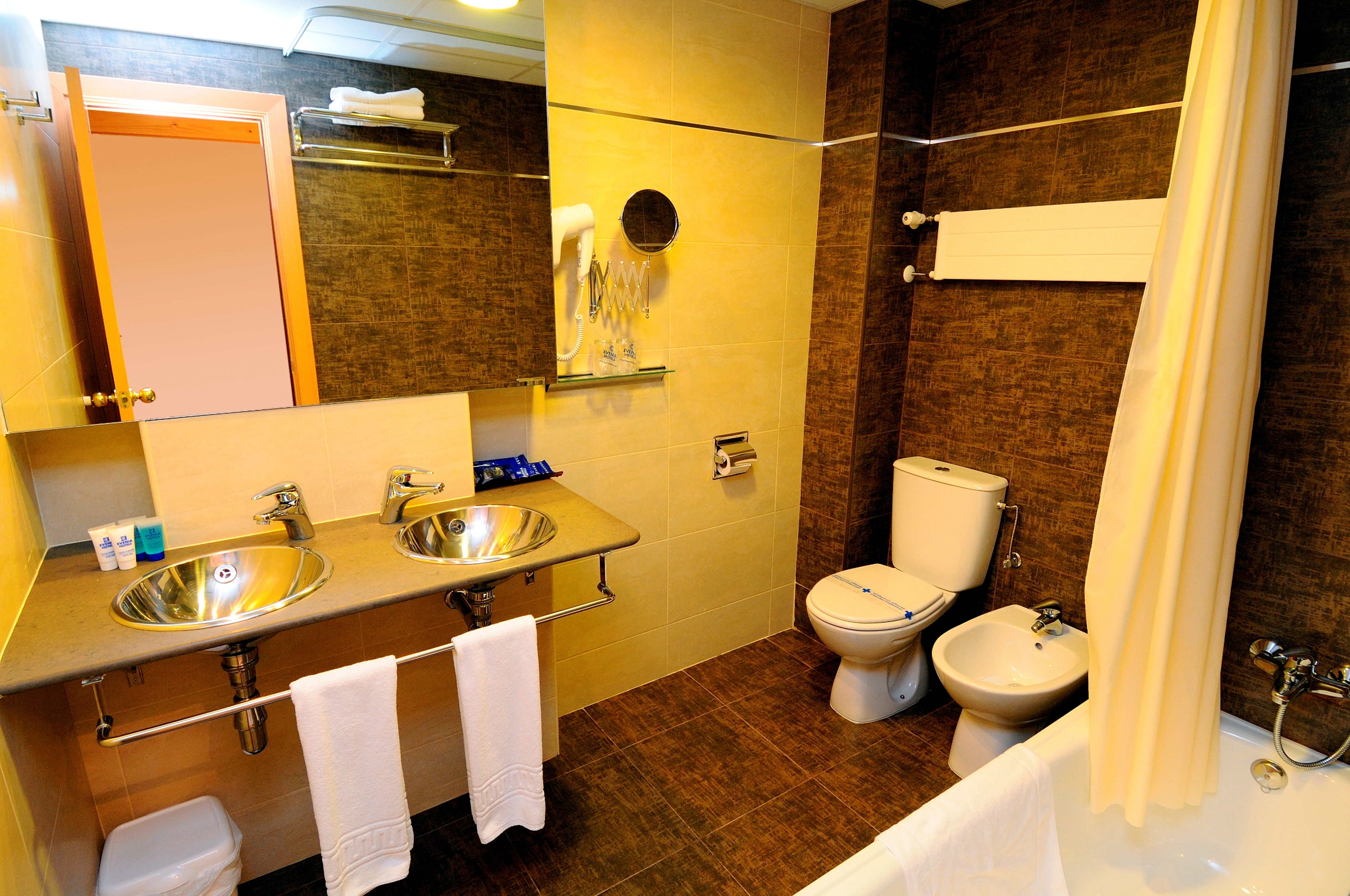Room, Triple