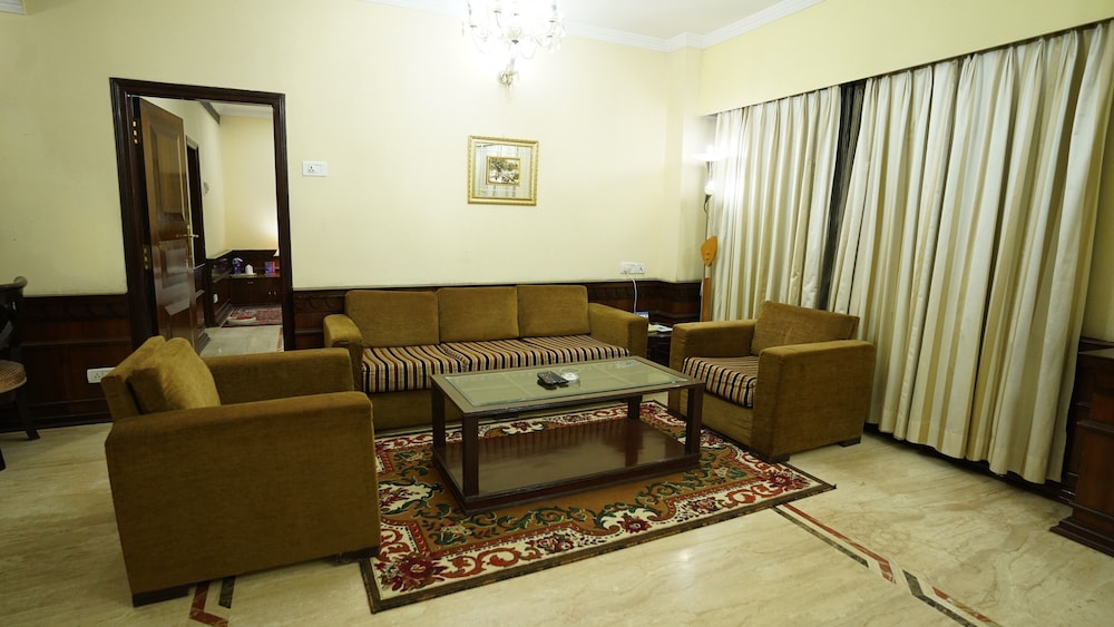 EMPIRES HOTEL 49/68