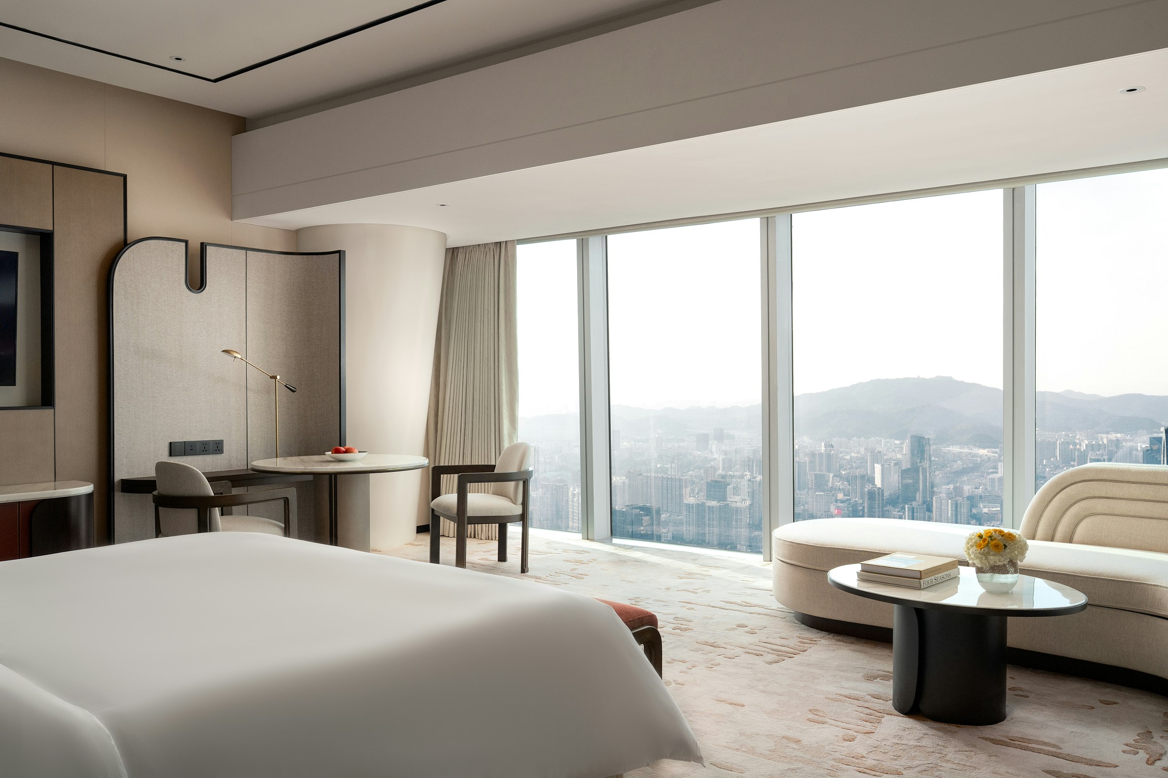 SKYLINE, KING BED, CITY VIEW, BATHTUB
