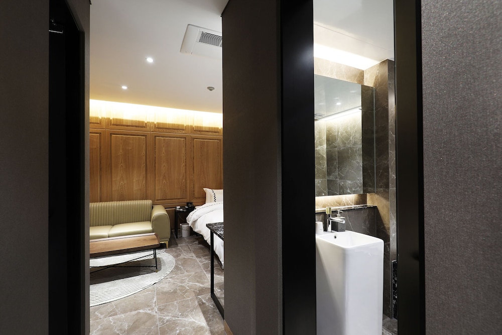 Mari Hotel 49/50