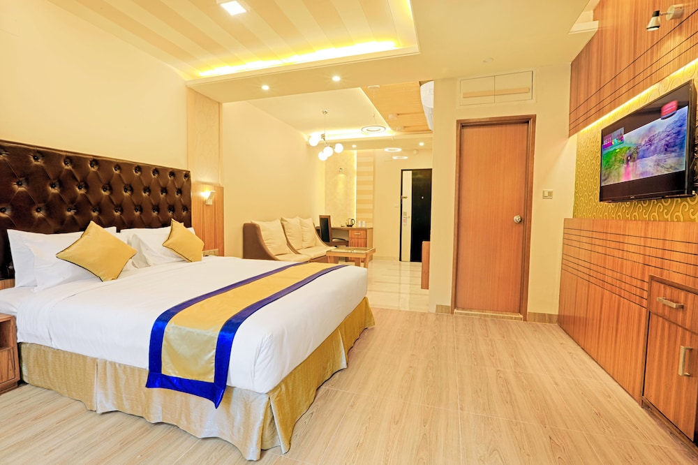 BUSINESS, SUITE, KING BED, 2 BATHROOMS, SMOKING