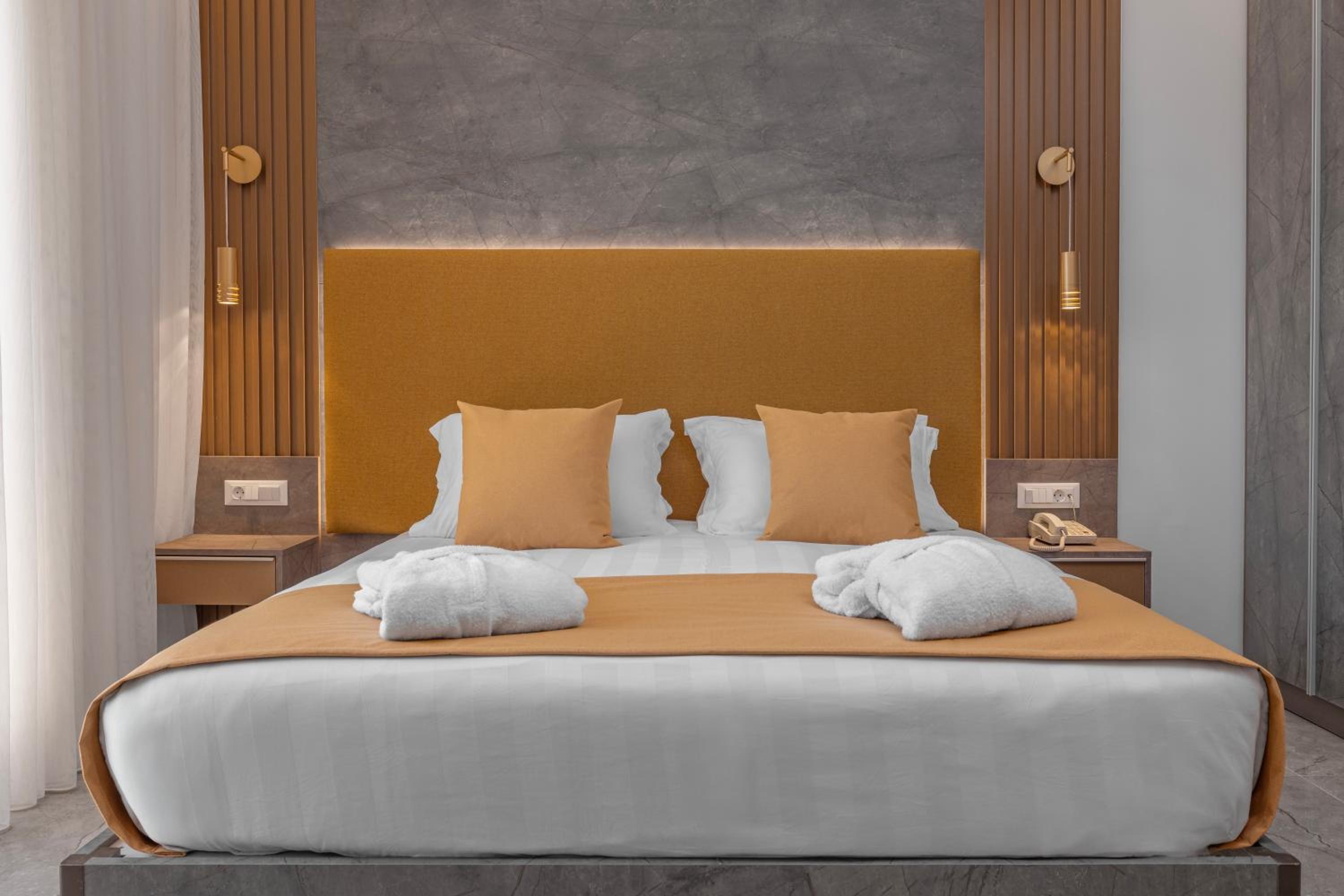 ROOM, DOUBLE OR TWIN BED, CITY VIEW
