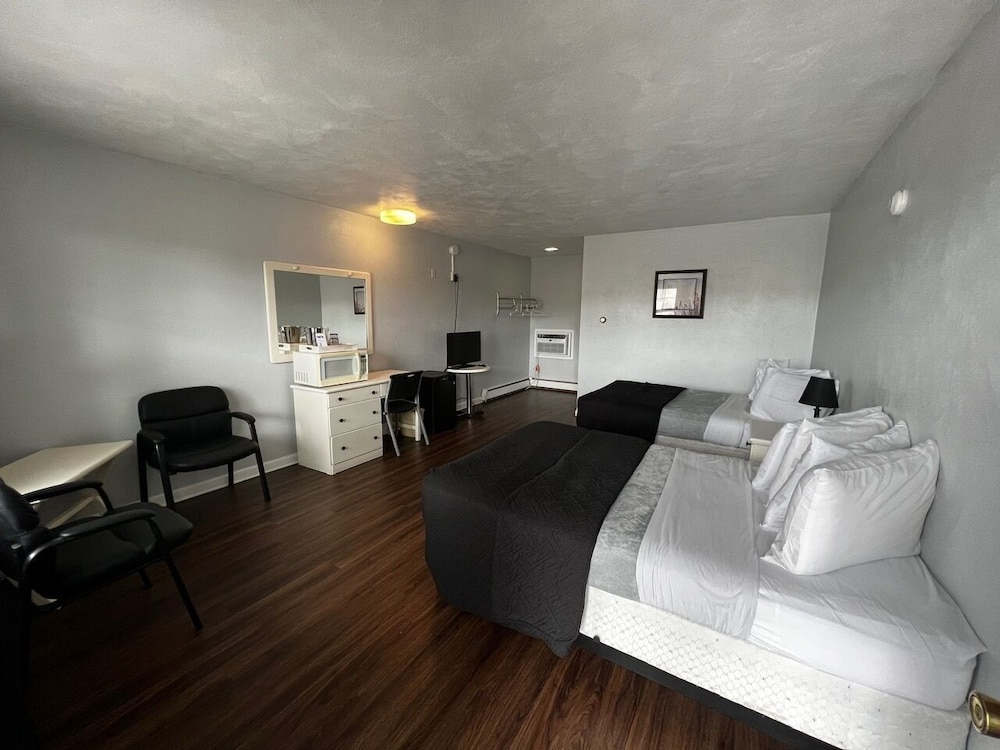 Brewer Motor Inn 14/25