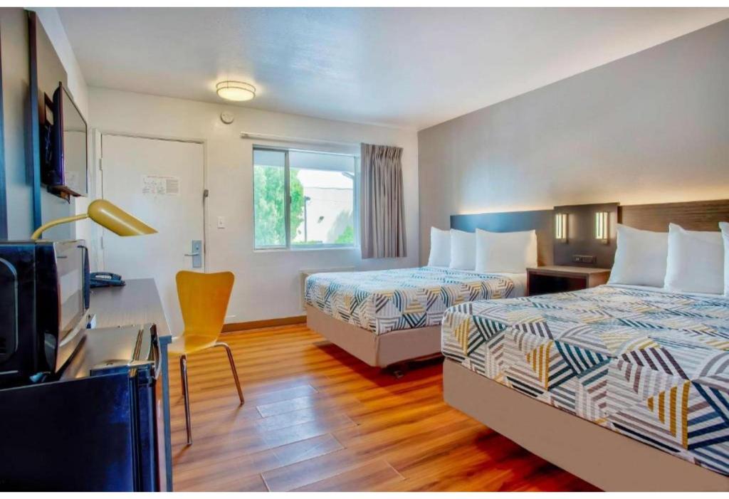 2 Full Beds - Non-Smoking, Micfridge