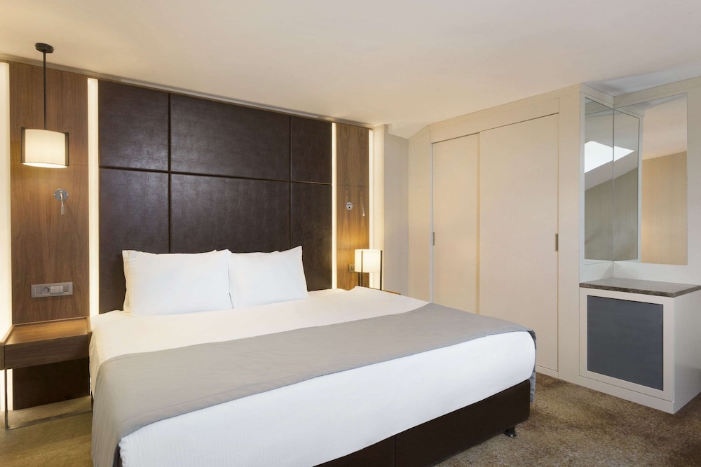 Suite, 1 King and 1 Single Beds, Smoking
