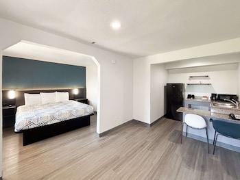 Room, King Bed, Kitchenette, Hotel Irving DFW Airport North 2/2