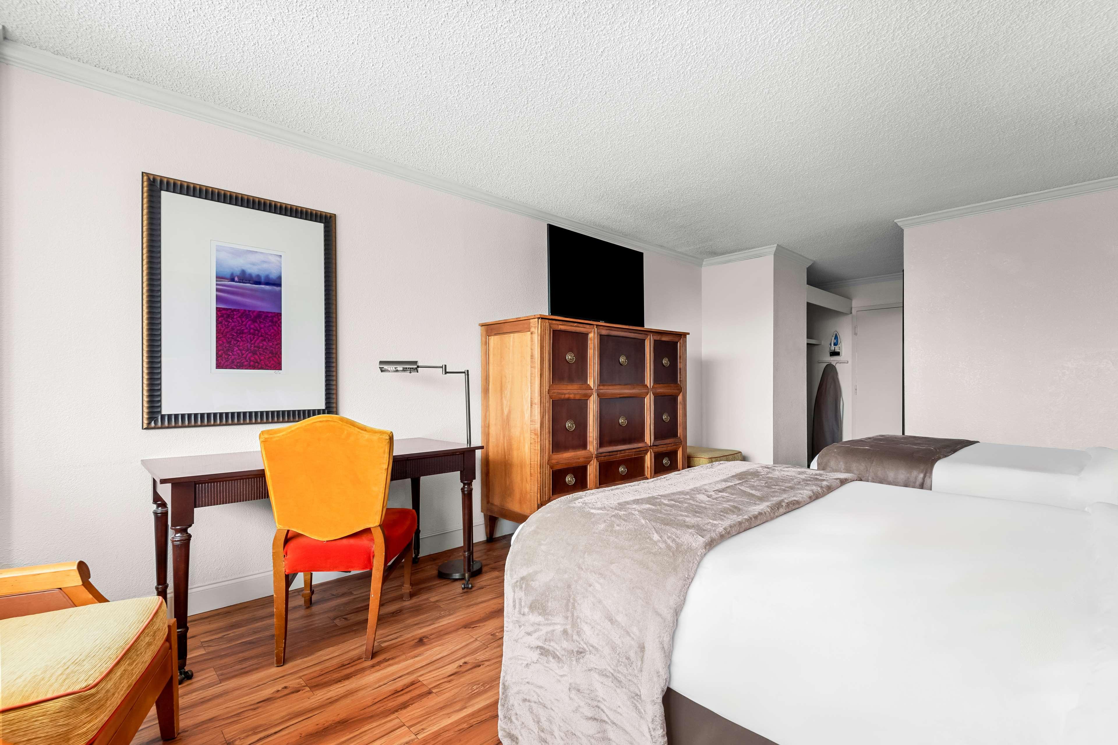 غرفة بسريرين مزدوجين لذوي الإعاقة، Magnolia Hotel, BW Signature Collection 4/10