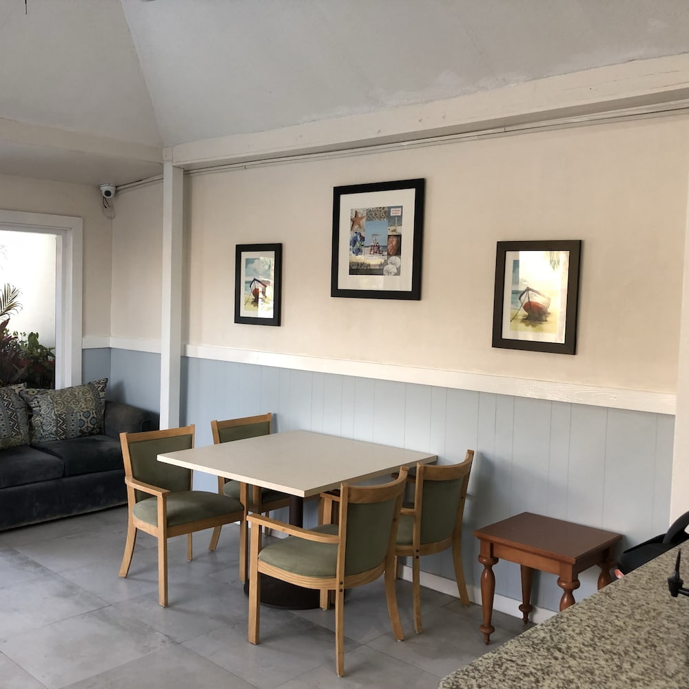 THE COLONY CLUB INN AND SUITES 34/55