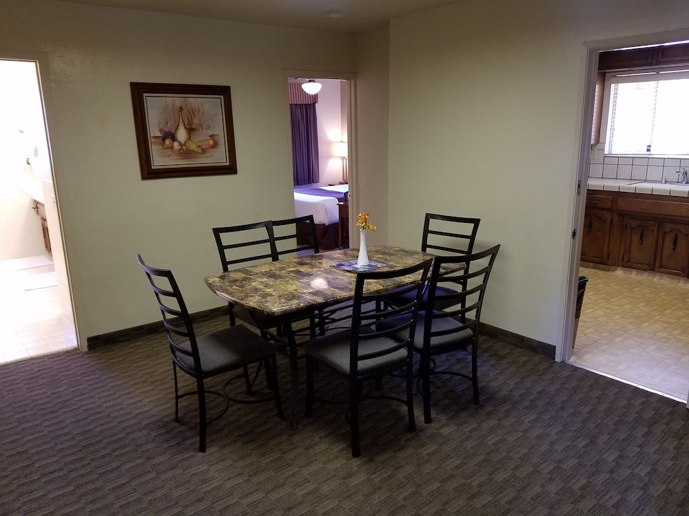 Lone Oak Lodge 33/35