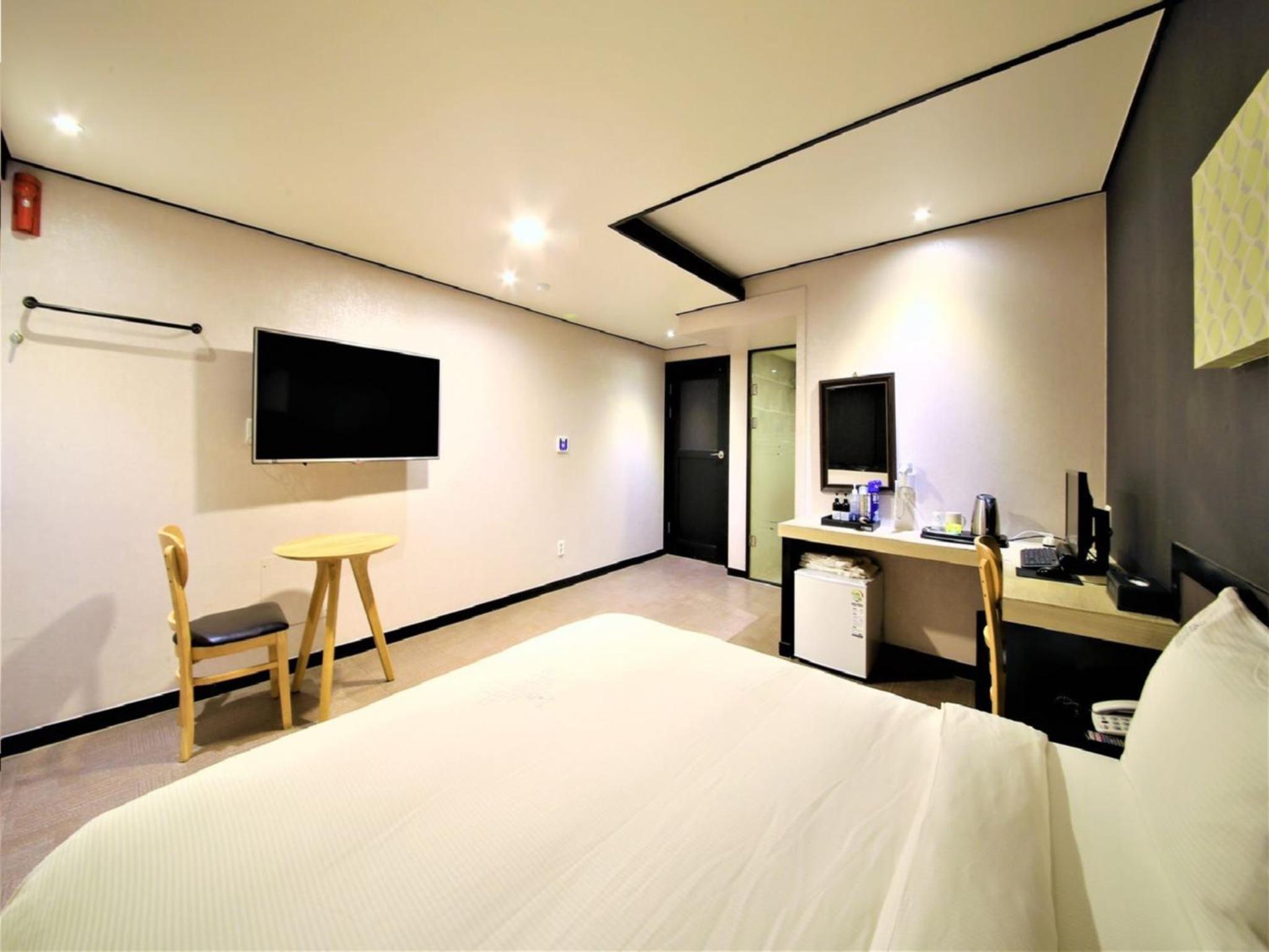 Deluxe, Double Bed, Elysee Hotel 7/10